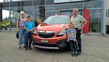 Familie Martin Müller aus Niederbipp mit ihrem Opel Mokka
